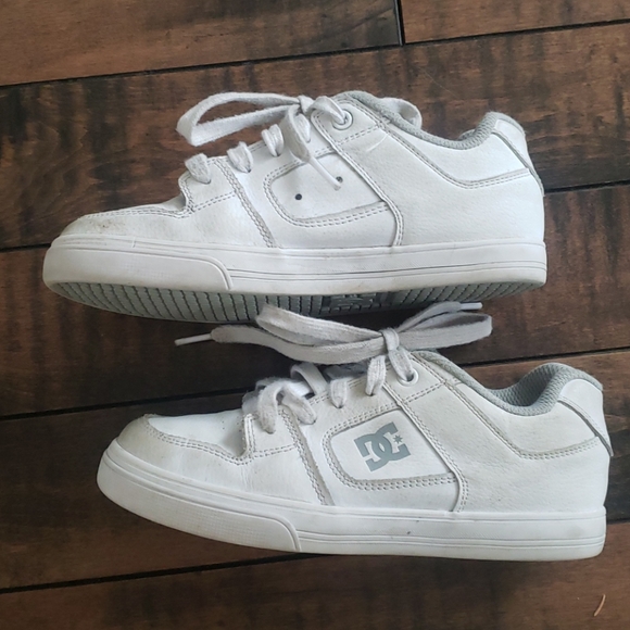 DC shoes, white leather. Kids size 2. - Picture 4 of 6